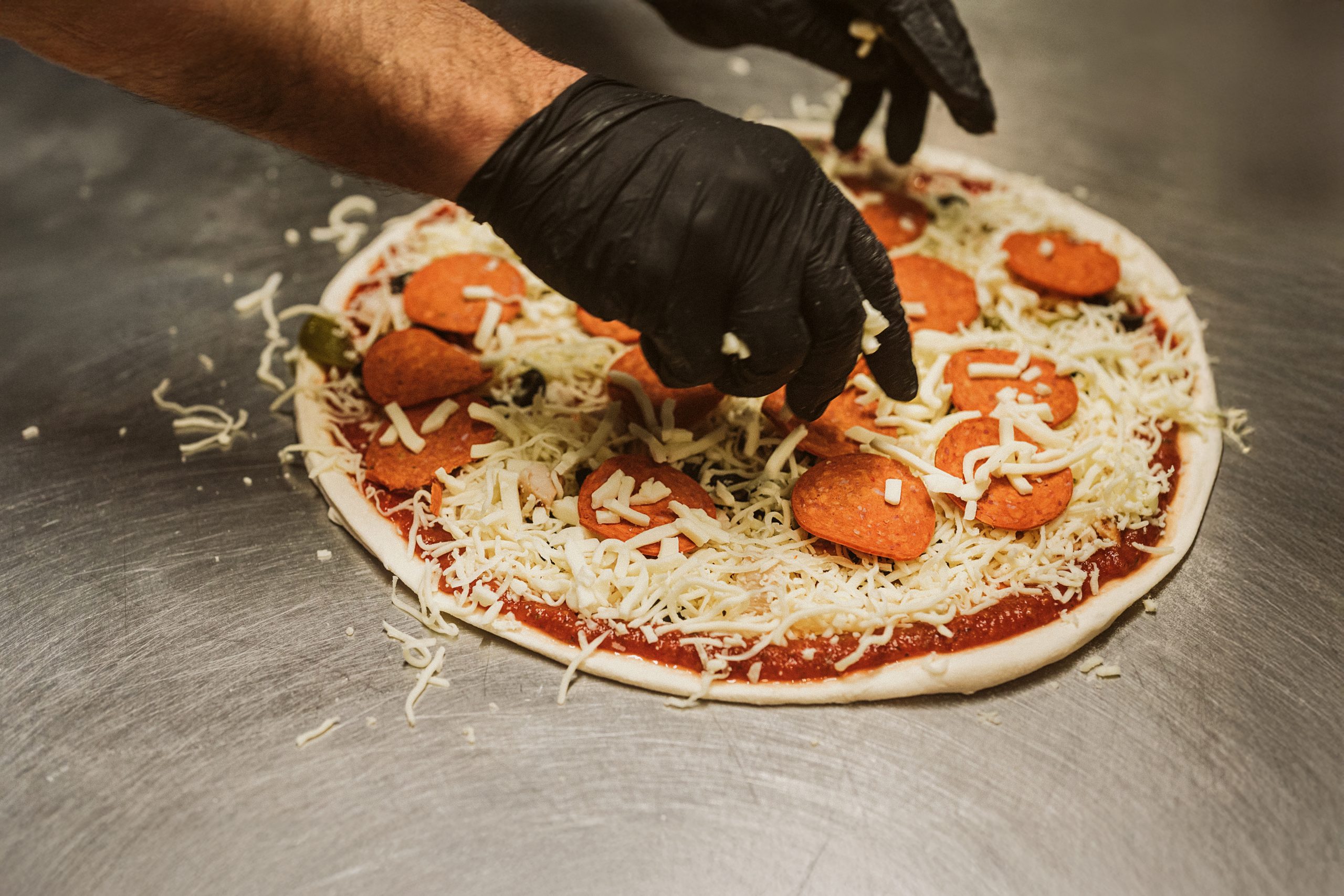 Vegaaninen ja kasvispizza alkaa hyvin paistetusta pohjasta ja taikinasta